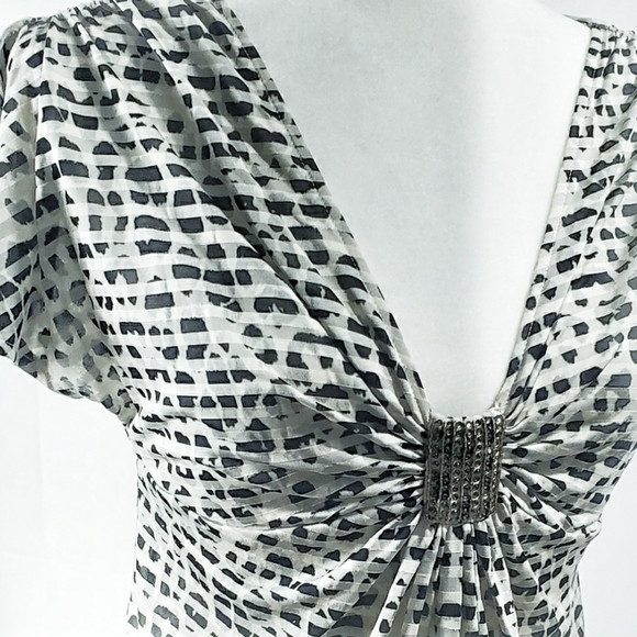 Express v neck top medium black white animal print - Picture 3 of 5